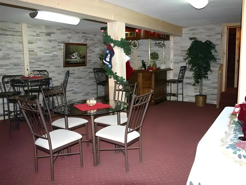 Elkwood Manor Bed & Breakfast - Image 1