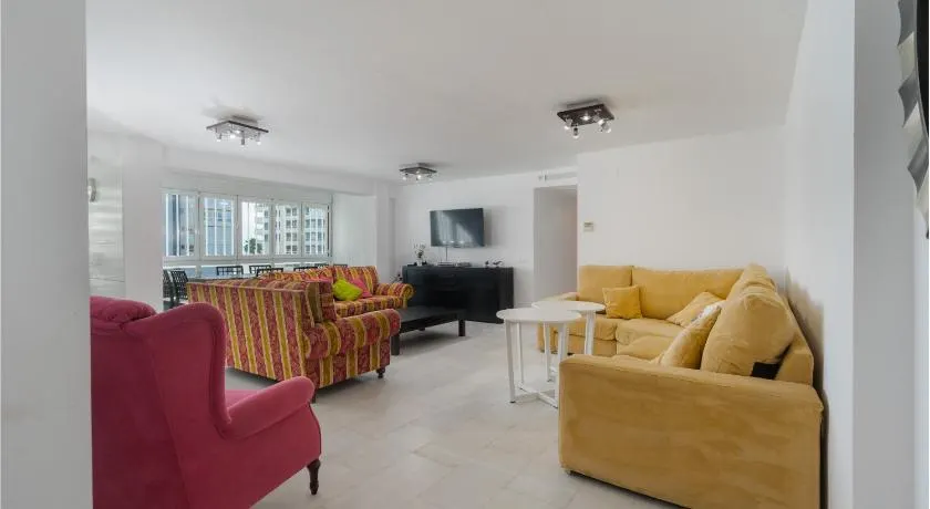 Torremolinos 5 Rooms Junto al Mar - Image 1