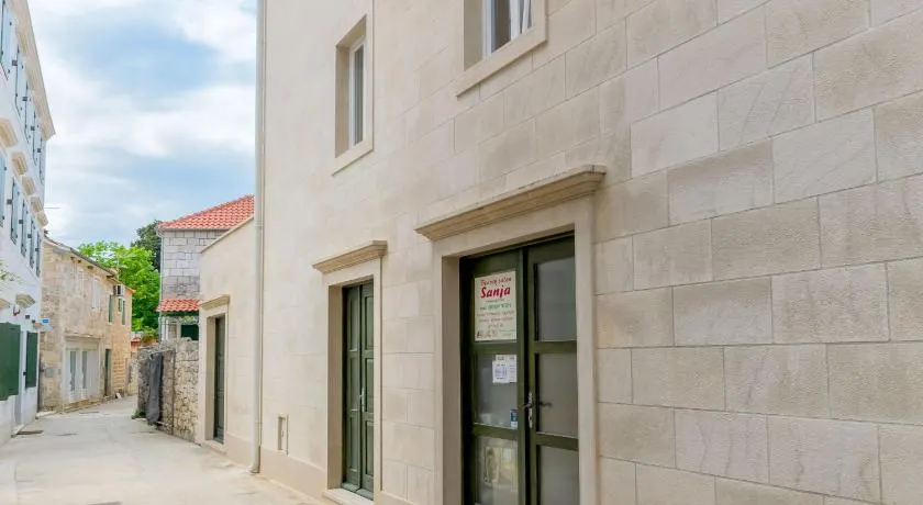 Lemon Tree Garden Apartment -Spacious Private Courtyard & City Center - Image 1