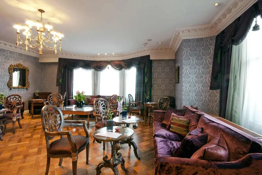 Ashburn Hotel - Image 1