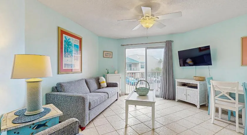Family-friendly Gulf view condo with beach chair & umbrella shared pool hot tub - Image 1