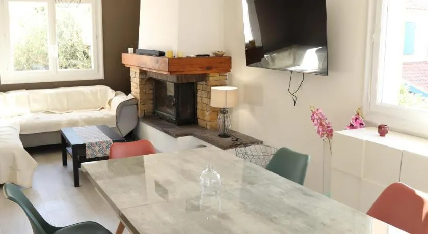 Proche Sanary et plage, grand appartement lumineux dans villa privée, 3 CH avec terrasse et jardin , climatisé SIX FOURS LES PLAGES 300m de la mer - Image 1