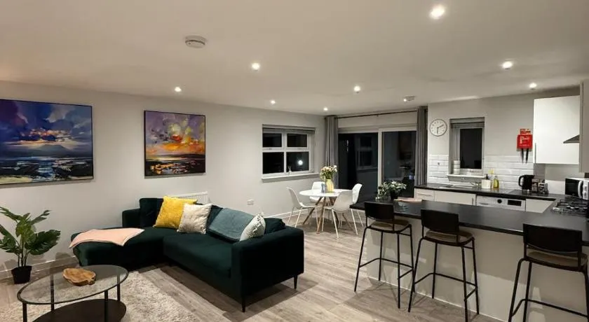 Stylish 2 bed Apartment, Rainham - Private Parking - Image 1