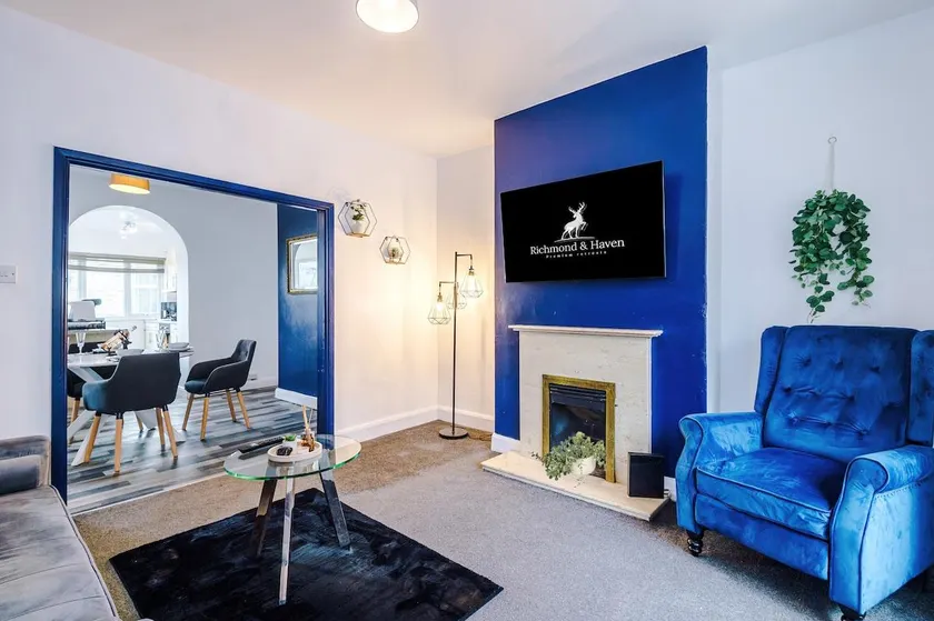 Charming 2 Bed House, Sleeps 6, Free parking, Contractors welcome - Image 1