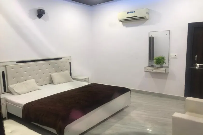 OYO Hotel Taj King Residency - Image 1