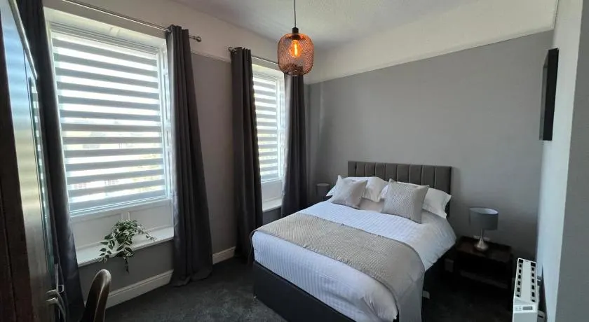 The Globe Apartments and Bedrooms - Image 1