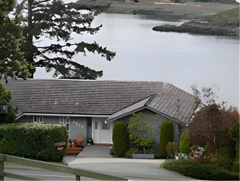 Hammond Bay Oceanside Guesthouse - Image 1