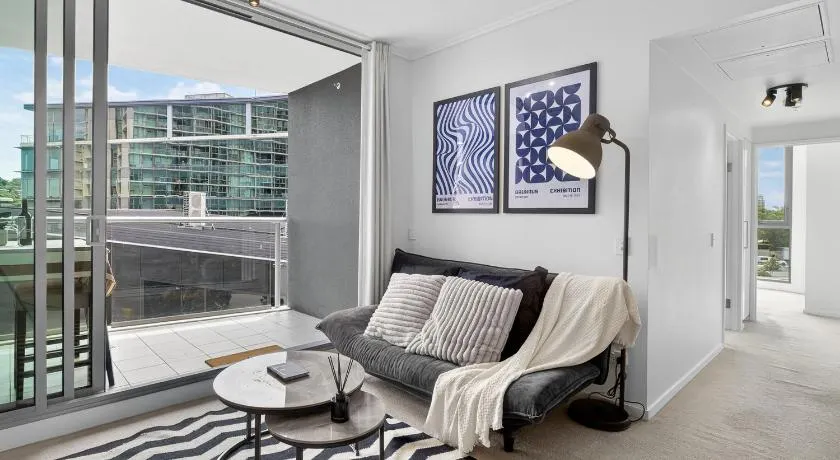 Portside Luxe Retreat 2BR FREE Parking & Pool - Image 1