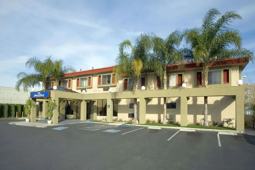 Howard Johnson by Wyndham Reseda Hotel & Suites - Image 1