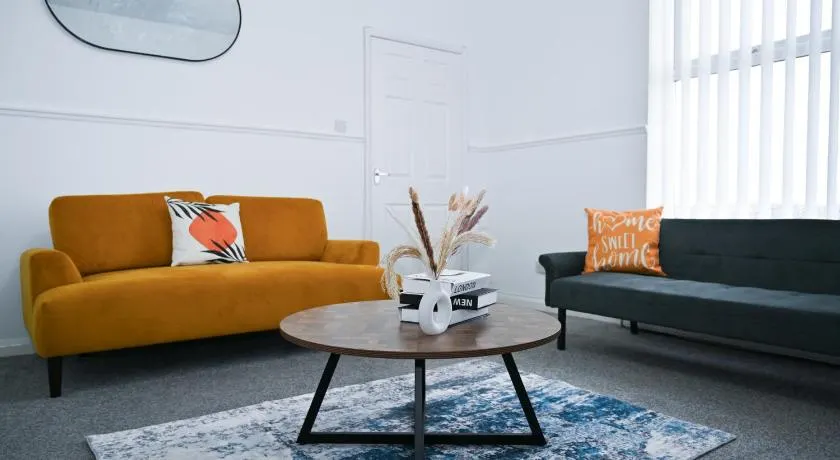 Contractor-Friendly 3Bed & Holiday Let - Walk to Metro - Free Driveway Parking, Sleeps 6 - Close to City Centre - Image 1
