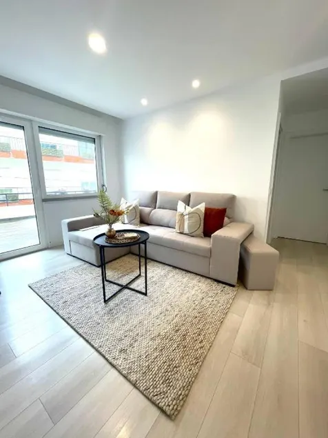 Modern Spacious Apartment - Image 1