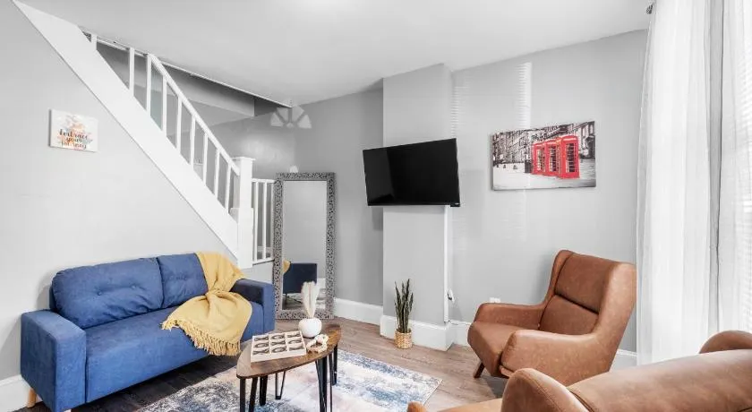 Bright Corner Flat near Transit and Trails - Image 1