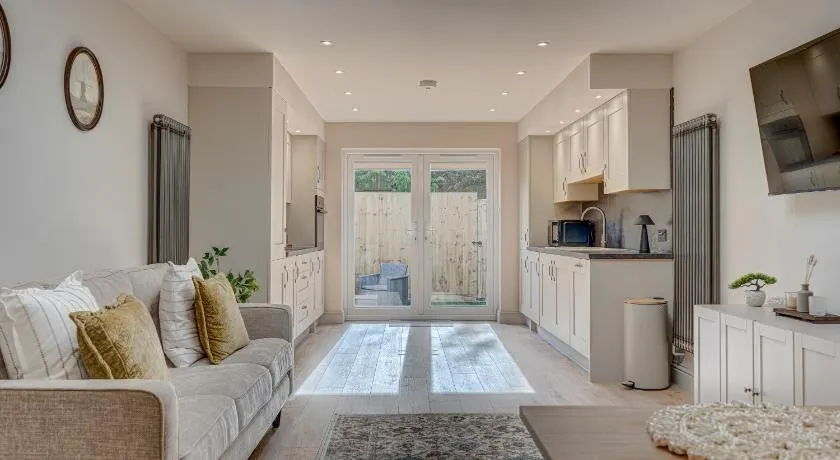 Savernake House Stylish stay for 6 with Parking - Image 1