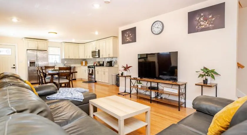 Pet Friendly 3BR Quincy Townhouse w Laundry, Free Parking, near MBTA Red Line 37 - Image 1