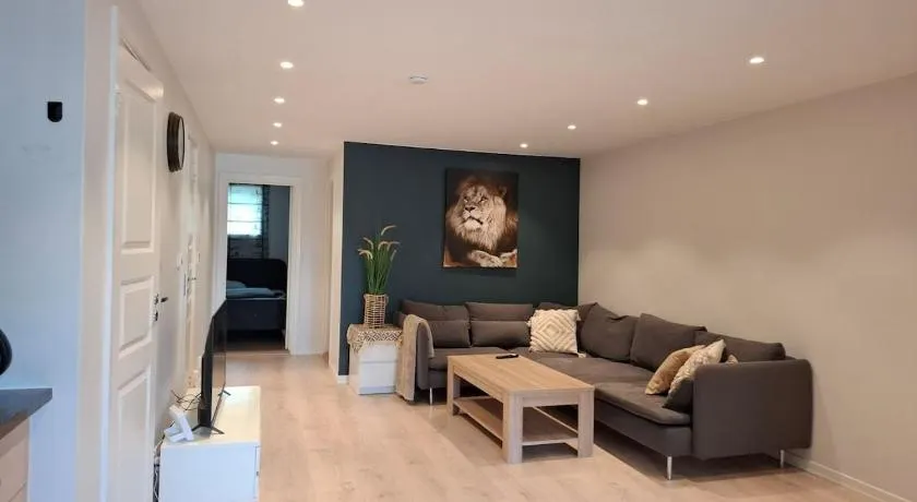 Central apartment with 2 bedrooms and free parking - Image 1