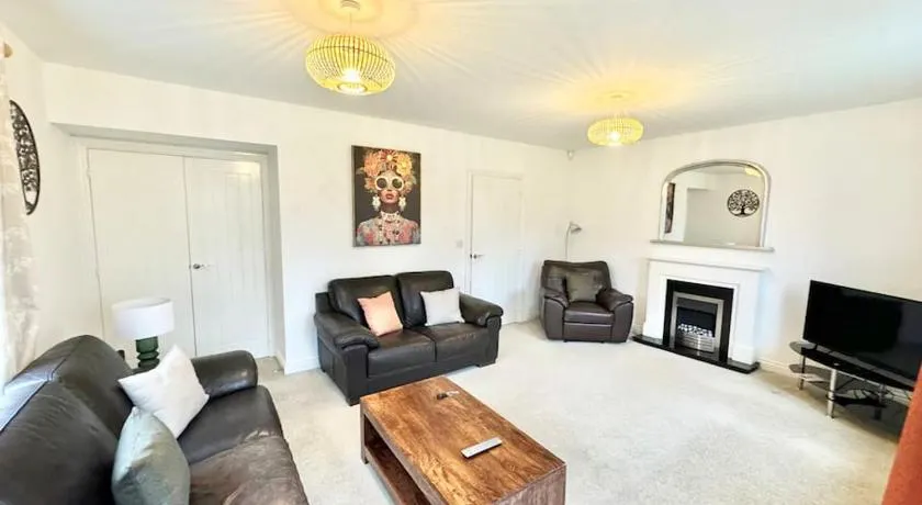 Unique Stays Modern Evergreen House in Ashford Kent - Image 1