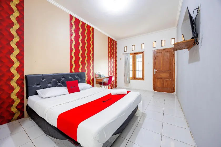 RedDoorz Syariah Plus near Jatiwarna Toll Gate - Image 1