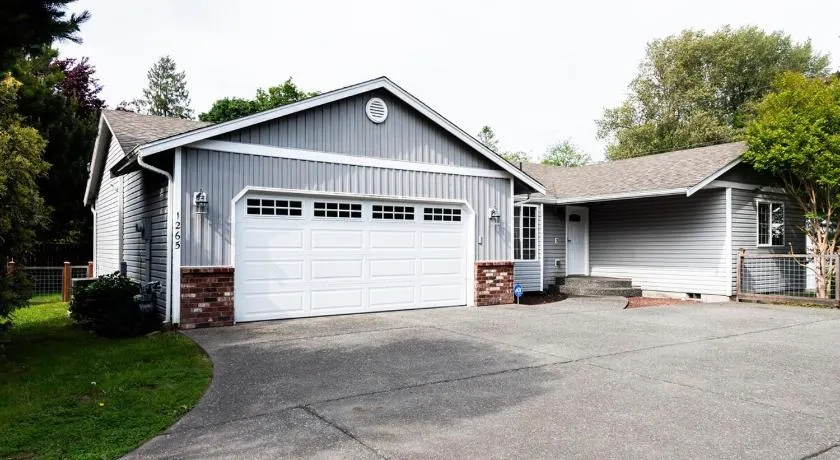 4-bedroom Burlington with AC & Wifi - Image 1