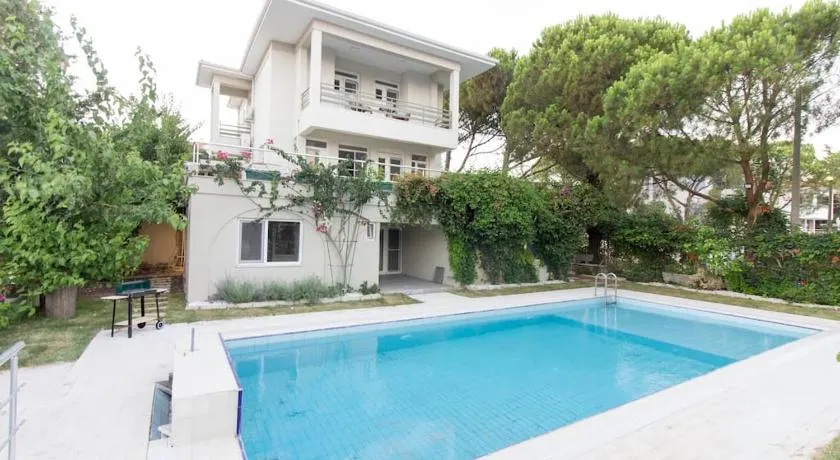 Spacious Exquisite 5BR Villa with Private Pool - Image 1