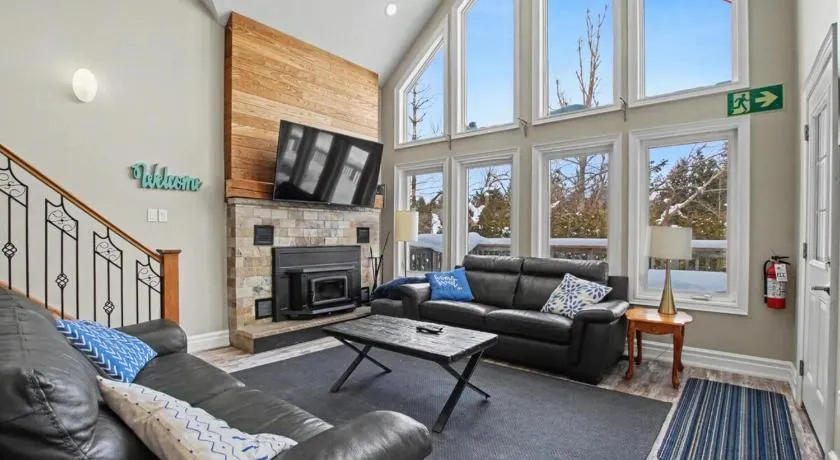 Executive-BBQ-Full-Kitchen-Washer-Dryer-Sauna-Backyard-Parking-Air-Conditioning - Image 1