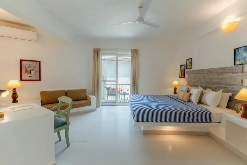 Emerald Stay 1BHK Apartment - Image 1