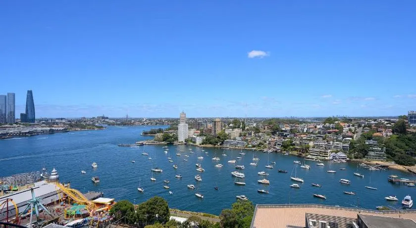 Luxury Harbour View Escape Steps to Ferries & CBD - Image 1