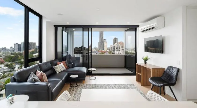 Springhill close to CBD 2B1B and Parking M3 - Image 1