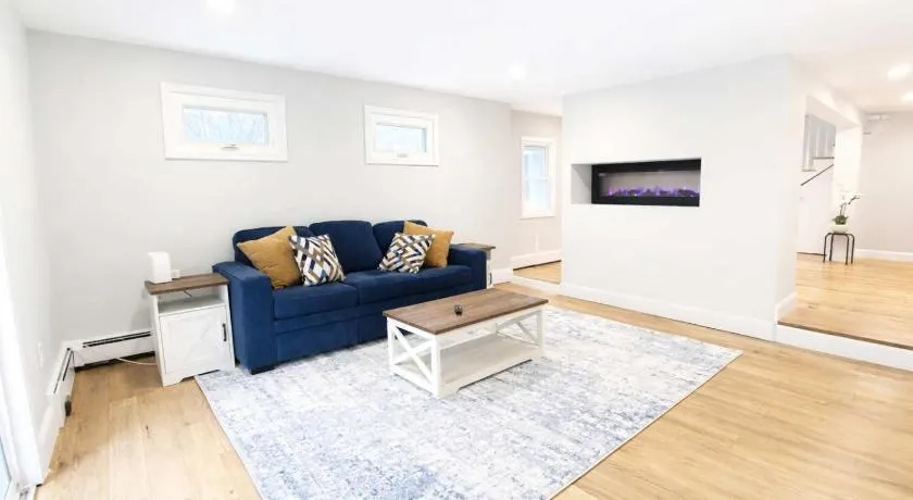 Spacious Beach House for 12 - 10-Min Walk to Beach - Family-Friendly Coastal Retreat - Image 1