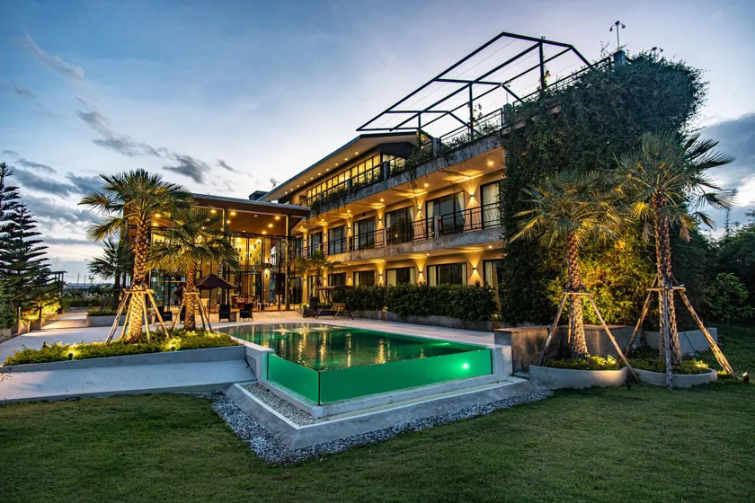The River Palm Resort - Image 1