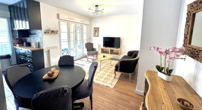 Charming 3BR Apartment with Loggia close to Paris - Image 1