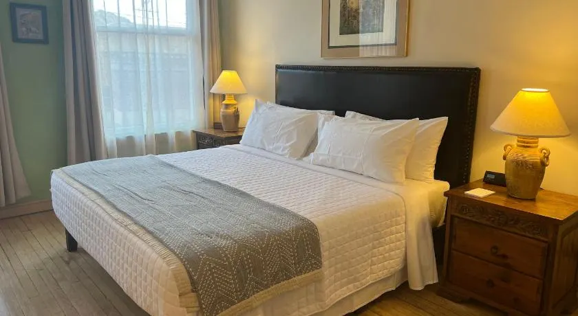 Canyon Rose Hotel - Image 1