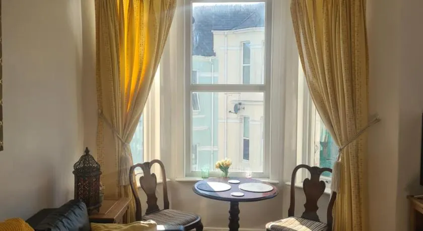 Spacious two bedroom flat, central location - Image 1