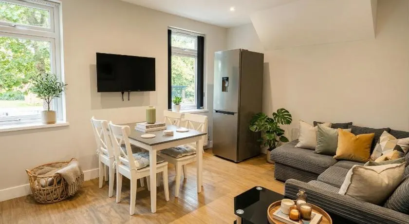 Central 3 beds with parking - Image 1