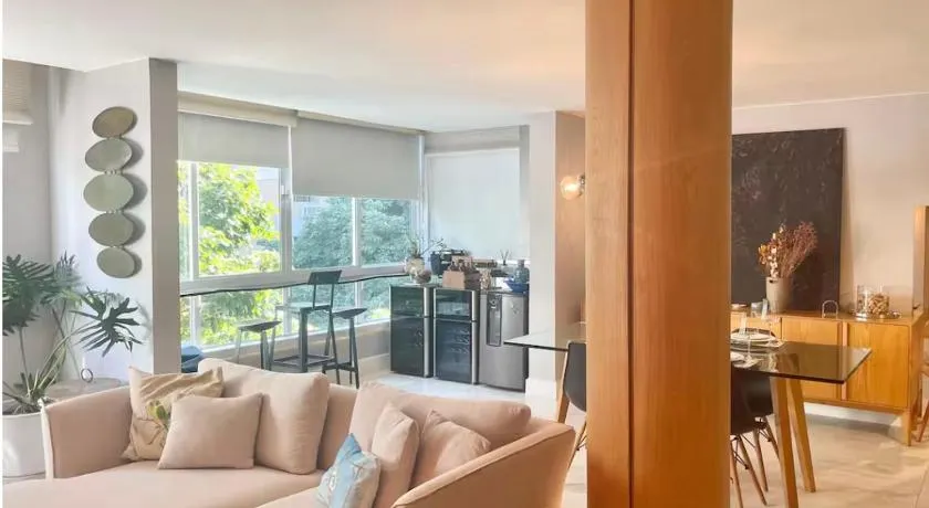 Lindo apartamento na rua do Shopping da Gávea com vaga - Image 1