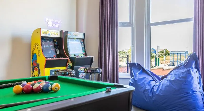 Entire Home on Beach Front, Sleeps 25 with Free Parking - Image 1