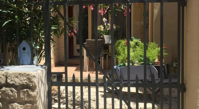 L'AMARILYS chambre d'hôte au coeur du village, terrasse avec vue sur le château - Image 1
