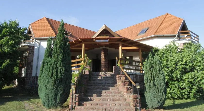 Vöröskő apartmanház - Image 1