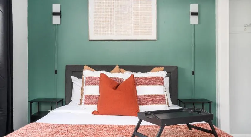 Quiet & Quaint apartment, 5 mins to airport and 15 mins to downtown - Image 1