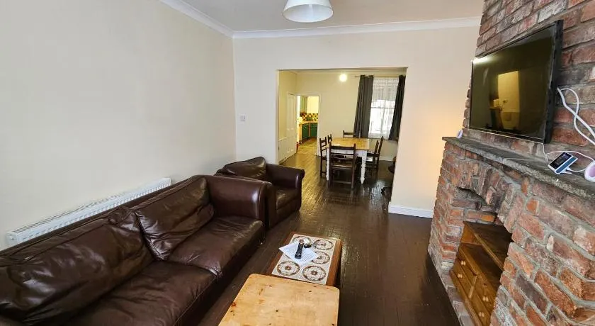 Sherwood Terrace 3 Bedroom 1 Double Bed 4 Single Beds Entire Property Contractors Welcome - Image 1