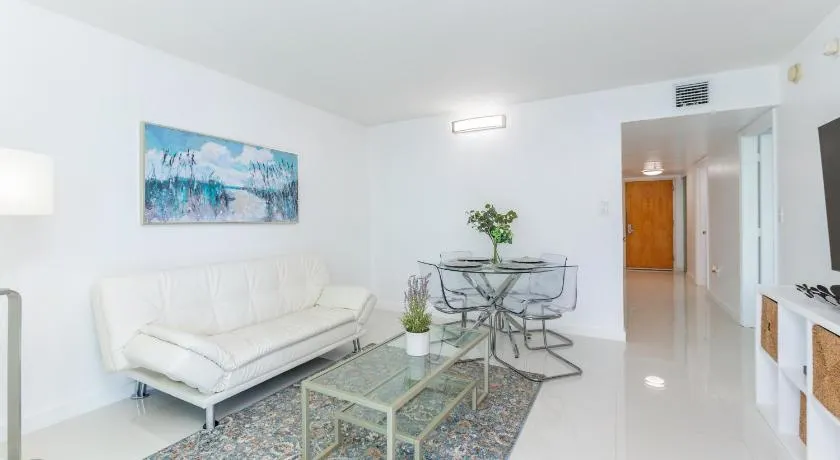 Bright and Cozy 2BR at Brickell, Free Parking - Image 1
