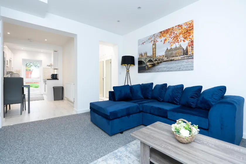 The Albany - 4BR 2Bath House Up to 7 Guests - FREE PARKING - BIG GARDEN - Smart TV - Ideal for Contractors and Family - Image 1