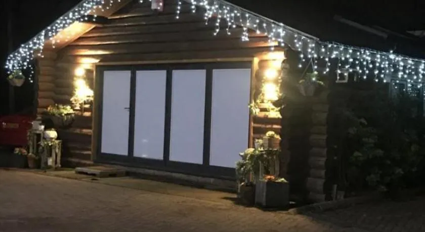 Log cabin - Image 1