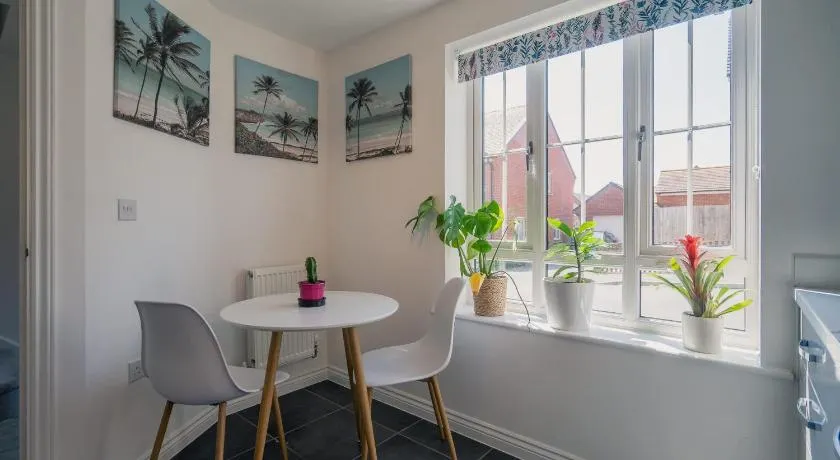 Comfortable 3 Bedroom Home w Garden and Parking - Image 1