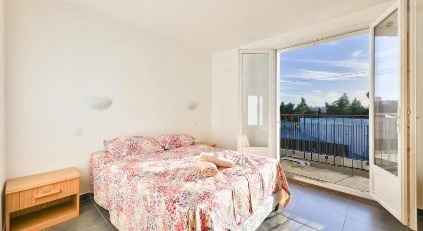 Cosy 5BR house with a lovely terrace - Image 1