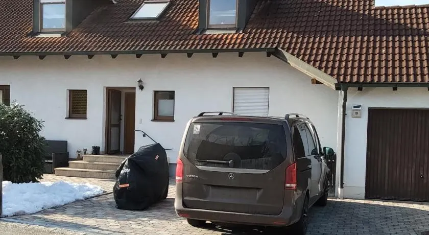 Drei-Zimmer-Wohnung, parken vor dem Haus - Image 1