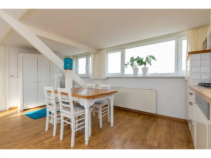 Bright Apartment Near Beach - Image 1