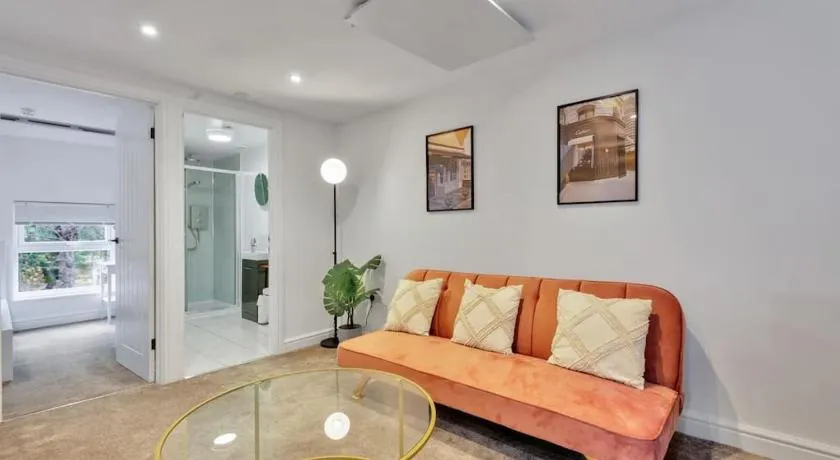 2 Bedroom City Centre Apartment with Free Parking - Image 1