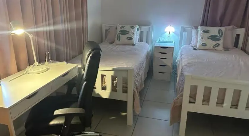 UQ big room 2 bed for 2 people Q1 - Image 1
