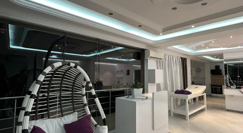 Fier Glass Apartament - Image 1