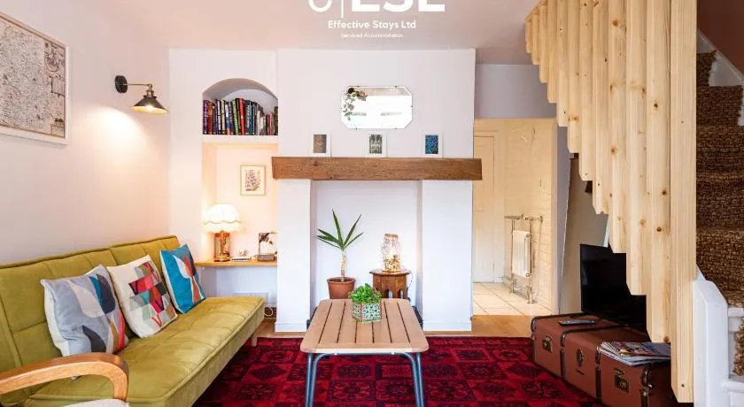 2 Bed Townhouse with Garden & Parking - Image 1